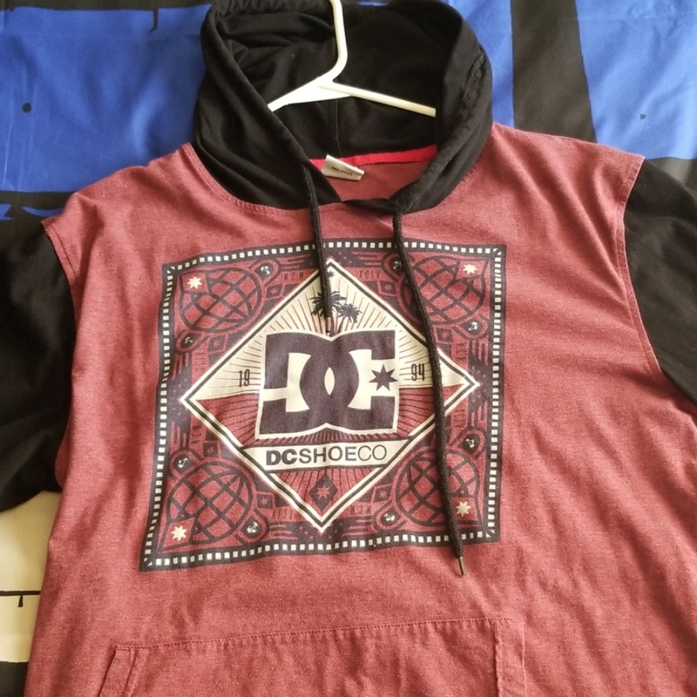 DC longsleave tee hoodie.